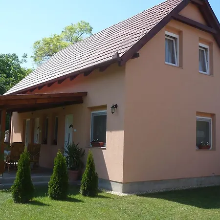 Eszter Apartmanhaz 公寓 *